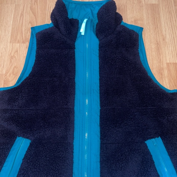 T By Talbots Teal and Navy Blue Reversible Sherpa Puffer Vest Size XL - Picture 8 of 12